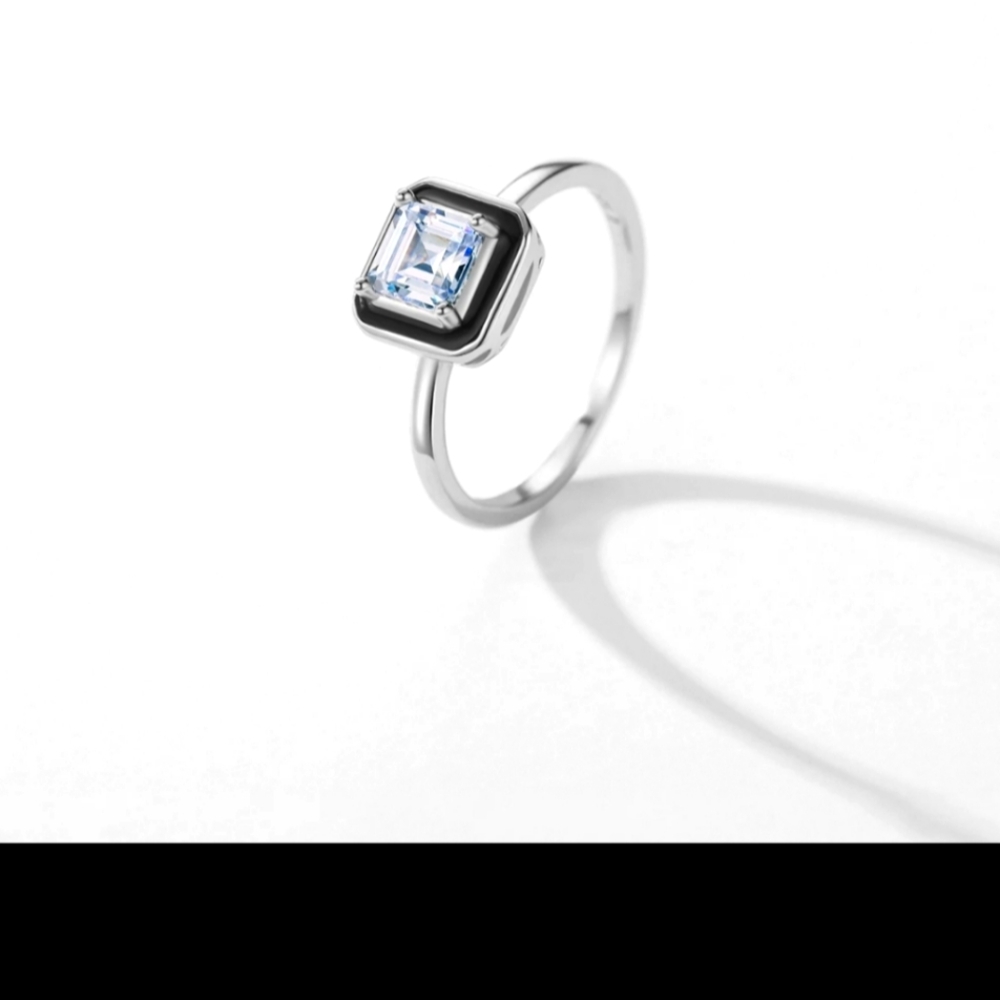 Sterling silver and enamel fashion ring. Size 7.